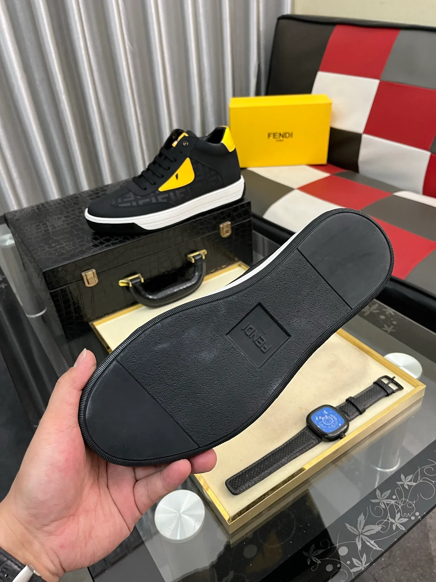 Ex-factory price: 420⌚️⌚️[Fendi] Fendi’s latest casual shoes for men! Available at counters simultaneously! A one-to-one replica of the original. The surface is made entirely of imported first-layer calfskin with crocodile pattern, the interior is made of first-layer water-dyed cowhide, and the original factory-supplied rubber outsole. Leading new fashion concepts. Matching code: 38-442️⃣Colors available